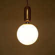 GloboStar® ESTETICO 61492 Μοντέρνο Κρεμαστό Φωτιστικό Μπάλα Μονόφωτο 1 x E27 IP20 Λευκό Γυαλί με Χρυσό Μέταλλο - Μ20 x Π20 x Υ38cm