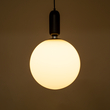GloboStar® ESTETICO 61496 Μοντέρνο Κρεμαστό Φωτιστικό Μπάλα Μονόφωτο 1 x E27 IP20 Λευκό Γυαλί με Μαύρο Μέταλλο - Μ30 x Π30 x Υ48cm