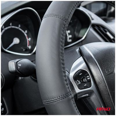 ΚΑΛΥΜΜΑ ΤΙΜΟΝΙΟΥ ΑΠΟ ΤΕΧΝΟΔΕΡΜΑ 35-37CM SWC-48-S ΣΕ ΜΑΥΡΟ ΧΡΩΜΑ ΜΕ ΜΑΥΡΕΣ ΡΑΦΕΣ AMIO - 1 ΤΕΜ.