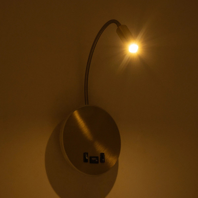 GloboStar® GOOSE 61697 Φωτιστικό Τοίχου - Απλίκα LED 6W 600lm 36° AC 220-240V IP20 - Reading Light & 360° Κρυφός Φωτισμός - Φορτιστής USB 3A - Θερμό Λευκό 2700K Χρυσό Βούρτσας - Μ15.5 x Π22.5 x Υ30cm - 5 Xρόνια Εγγύηση
