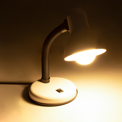 GloboStar® STUDENT WHITE 01531 Μοντέρνο Επιτραπέζιο Φωτιστικό Γραφείου Μονόφωτο 1 x E27 Λευκό Μεταλλικό με Διακόπτη ΟN/OFF Καμπάνα Φ12 x Υ32cm