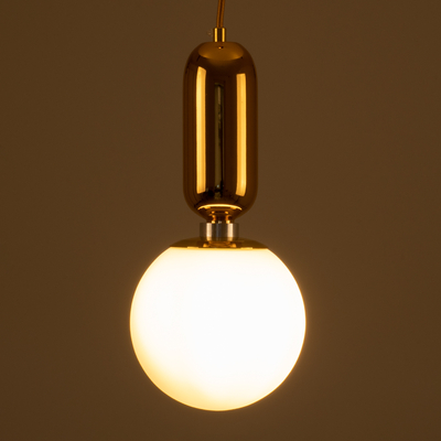 GloboStar® MAVERICK 00943 Μοντέρνο Κρεμαστό Φωτιστικό Μπάλα Μονόφωτο 1 x E27 IP20 Χρυσό Μέταλλο με Λευκό Γυαλί - Μ15 x Π15 x Υ33cm