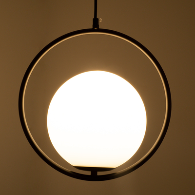 GloboStar® MADRID 00931 Μοντέρνο Κρεμαστό Φωτιστικό Μπάλα Μονόφωτο 1 x E27 IP20 Μαύρο Μέταλλο με Λευκό Γυαλί - Μ30 x Π20 x Υ30cm