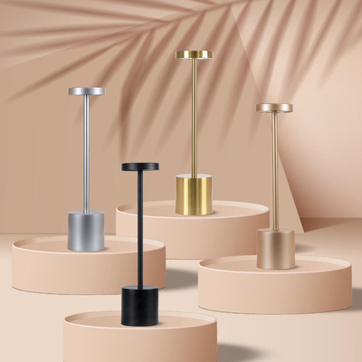 GloboStar® JOJO 76521 Μοντέρνο Επιτραπέζιο Φωτιστικό Πορτατίφ LED 1.5W 105lm 120° DC 5V Επαναφορτιζόμενο με Μπαταρία Li-ion 1800mAh - Διακόπτη Αφής με 3 Εναλλαγές Φωτισμού CCT Θερμό - Φυσικό - Ψυχρό 1500K - 4500K - 6000K Dimmable - D8 x H34cm - Ασημί