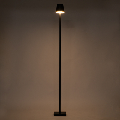 GloboStar® NEGA 60477 Μοντέρνο Επιδαπέδιο Φωτιστικό LED 2.2W 154lm 360° DC 5V Επαναφορτιζόμενο με Μπαταρία Li-ion 4000mAh - Διακόπτη Αφής - Θερμό Λευκό 2700K - Dimmable - D10 x H135cm - Μαύρο - 2 Years Warranty