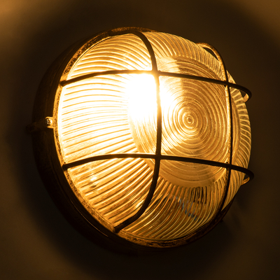 GloboStar® BOATLIGHT 61587 Vintage Industrial Φωτιστικό Τοίχου - Απλίκα - Καραβοχελώνα Εξωτερικού Χώρου Μονόφωτο 1 x E27 AC220-240V Αδιάβροχο IP65 - Σώμα Αλουμινίου & Tempered Glass - Φ17.5 x Υ9cm - Αντικέ Μπρονζέ - Στρόγγυλο - 5 Years Warranty