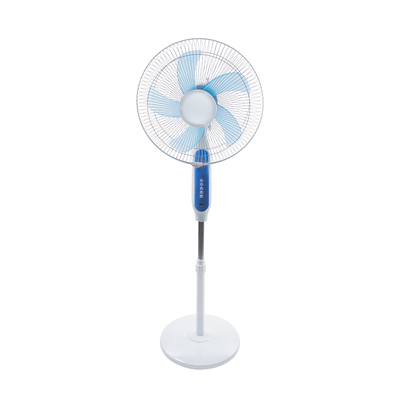 GloboStar® SOLARA-FAN 85355 Solar Fan Αυτόνομος Ηλιακός Επιδαπέδιος Ανεμιστήρας 25W 2 Λειτουργιών Ρεύματος με AC 220-240V ή με Φωτοβολταϊκό Panel 9V 12W & Επαναφορτιζόμενη Μπαταρία Li-ion 7.4V 4400mAh - 3 Ταχύτητες - Ενσωματωμένο USB 2.0 Charger Συσκευών - IP20 - Μ44 x Π37.5 x Υ132cm - Λευκό & Μπλε - 2 Years Warranty