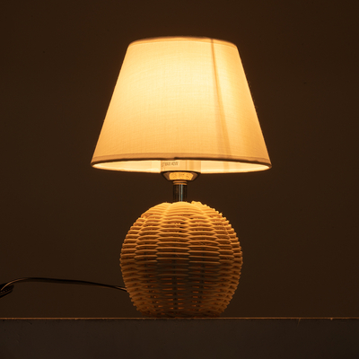 GloboStar® HASUMI 01957 Boho Επιτραπέζιο Φωτιστικό Πορτατίφ Μονόφωτο 1 x E27 AC220-240V IP20 - Φ19 x Υ30cm - Μπεζ Ξύλινο Ρατάν Πλέγμα με Λευκό Καπέλο