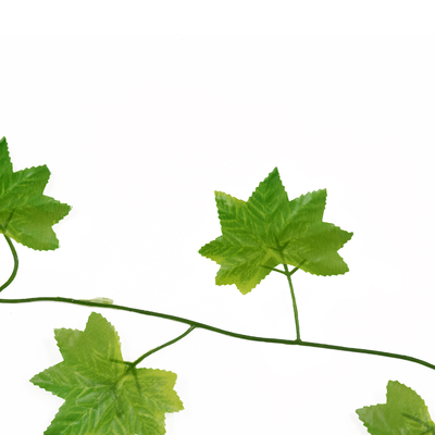 GloboStar® 78116 Τεχνητό Κρεμαστό Φυτό Διακοσμητική Γιρλάντα Λουλουδιών με 30 Πράσινα Φύλλα Σφενδάμης M20 x Π20 x Υ220cm