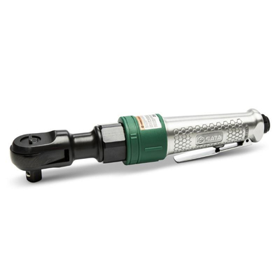 Αεροκαστάνια 1/2" 108Nm 200rpm. Ο λαιμός της καστάνιας είναι κατασκευασμένος από χάλυβα κράματος
χρωμιομολυβδαινίου και έχει σχεδιαστεί με ακρίβεια για αυξημένη αντοχή
Η καλύπτρα εξαγωγής περιστρέφεται 360° για μεγαλύτερη ασφάλεια	
Τα γρανάζια που λειτουργούν στο εσωτερικό δαχτυλίδι της καστάνιας είναι
κατασκευασμένα από ατσάλι νιτριδίου για σταθερότητα και αντοχή
Η σκανδάλη περιλαμβάνει έλεγχο μεταβλητής ταχύτητας
Κεφαλή σε σχήμα σταγόνας, χαμηλού προφίλ, που επιτρέπει καλύτερη
πρόσβαση σε στενούς χώρους
Ο διακόπτης αντίστροφης κίνησης διευκολύνει τη λειτουργία
Ο διακόπτης αντίστροφης κίνησης διευκολύνει τη λειτουργία
Σχεδίαση κλειστής κεφαλής για εξαιρετική αντίσταση στη διείσδυση βρωμιάς,
εξασφαλίζοντας απόδοση και αντοχή
Ο σχεδιασμός της λαβής μειώνει τις δονήσεις	
Εισαγωγή αέρα 1/4” / ST02231SC