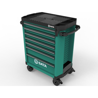 Εργαλειοφοριαμός με 7 συρτάρια. Το σύστημα ασφαλείας επιτρέπει ενα συρτάρι την φορά να είναι ανοιχτό. Τα συρτάρια δεν ανοίγουν ενώ το καρότσι βρίσκεται σε κίνηση. Συρτάρια πλήρως ανοικτά (100%).  Ενισχυμένη επιφάνεια εργασίας ABS με στρογγυλεμένες άκρες και δίσκους για μικρά εξαρτήματα. Εκτός κέντρου ενσωματωμένο σύστημα κεντρικού κλειδώματος. Εργονομικές χειρολαβές διπλής όψης για εύκολη μετακίνηση. Σώμα καροτσιού από χάλυβα πάχους 1,2 mm για αντοχή και
ανθεκτικότητα. Πλευρικά τοιχώματα με ενσωματωμένους πάγκους για την τοποθέτηση ποικίλων εξαρτημάτων.  Περιλαμβάνει 2 υποδοχές μπουκαλιών - μία για κάθε πλευρά. (ΜxΠxΥ: 253x71x109 mm). Τροχοί βαρέως τύπου με 2 σταθερές και 2 περιστρεφόμενες κατά 360° με φρένα. Κάθε βάση συρταριού προστατεύεται από επενδύσεις συρταριών EVA 2mm. Ανθεκτικό βιομηχανικό φινίρισμα που προστατεύει από γρατζουνιές και φθορές. Μαύρο πλαίσιο συρταριών από αλουμίνιο. Αντοχή συρταριών 45 kg, Συνολική αντοχή 800 kg. Μέγεθος συρταριού (LxW) 578x408 mm. Ταιριάζει σε όλους τους αρθρωτούς δίσκους PVC και σε όλους τους δίσκους EVA. Μήκος 945mm, Πλάτος 479, Ύψος 999mm. / ST95113G