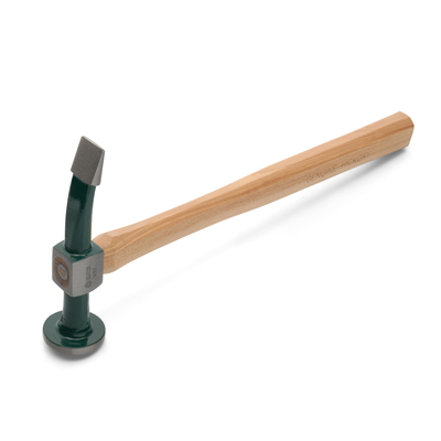 Σφυρί φανοποιών με επίπεδη στρογγυλή κεφαλή και κυρτή μύτη. Ανθεκτική λαβή από ξύλο σφένδαμου για άνετο κράτημα Μοναδική διαδικασία ενσωμάτωσης για να αποτρέπεται η εύκολη αποκόλληση της κεφαλής του σφυριού Σφυρηλατημένη κεφαλή σφυριού με επεξεργασία σκλήρυνσης για να αποφεύγεται η εύκολη θραύση Ανταποκρίνεται ή υπερβαίνει τις προδιαγραφές ASME B107.410 / ST92103SC