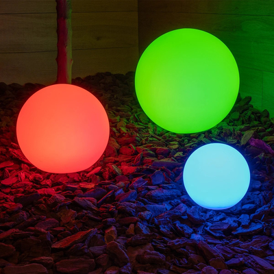 GLOBOSTAR® AQUAGLOW 71473 Μοντέρνο Φωτιστικό Κήπου Μπάλα με IR Ασύρματο Χειριστήριο LED 3W 240lm 360° DC 5V με USB-C με Επαναφορτιζόμενη Μπαταρία Li-ion 3.7V 2x18650 1400mAh Αδιάβροχο IP54 Πολύχρωμο RGBW Dimmable - Sanan SMD Chip - Γαλακτερό Λευκό - Μ15 x Π15 x Υ14cm - 2 Χρόνια Εγγύηση