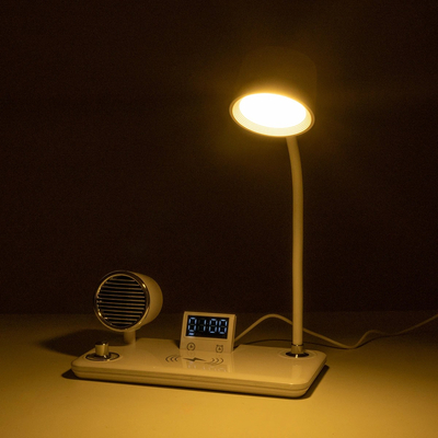 GLOBOSTAR® OLDY 76557 Μοντέρνο Επιτραπέζιο Φωτιστικό Γραφείου με Ασύρματη Φόρτιση 15W 3A, 5W Bluetooth Ηχείο & Ψηφιακό Ρολόι LED 3W 300lm 120° DC 5V με USB-C IP20 Ρυθμιζόμενο Λευκό CCT με Αφή 2700K/4500K/6000K Dimmable - Sanan SMD Chip - Λευκό - Μ13 x Π25 x Υ38cm - 2 Χρόνια Εγγύηση