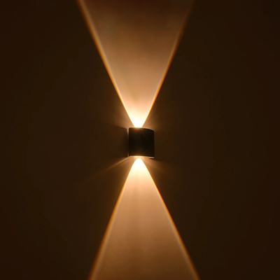 GLOBOSTAR® SIXOAD 60676 Μοντέρνο Φωτιστικό Τοίχου - Απλίκα LED 4W 500lm 30° AC 220-240V Αδιάβροχο IP65 Θερμό Λευκό 2700K - CREE XPE Chip & TÜV SÜD Driver - Μαύρο Ματ - Μ8.5 x Π3.5 x Υ8cm - 5 Χρόνια Εγγύηση