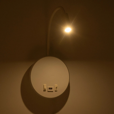 GLOBOSTAR® GOOSE 61693 Μοντέρνο Φωτιστικό Τοίχου - Απλίκα Ξενοδοχείου Reading Light με Φορτιστή USB 3A LED 6W 600lm 36° & 360° AC 220-240V IP20 Θερμό Λευκό 2700K - Bridgelux COB Chip & TÜV SÜD Driver - Λευκό Ματ - Μ15.5 x Π22.5 x Υ30cm - 3 Χρόνια Εγγύηση