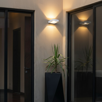 kelvo® AURA KLV-101-0118 Μοντέρνο Φωτιστικό Τοίχου - Απλίκα LED 7W 875lm 45° AC 220-240V Αδιάβροχο IP65 Θερμό Λευκό 2700K - Bridgelux COB Chip & TÜV SÜD Driver - Λευκό Ματ - Μ15 x Π12.5 x Υ4.5cm - 5 Χρόνια Εγγύηση