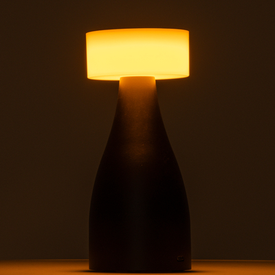 GloboStar® DOLLY 76470 Επαναφορτιζόμενο Επιτραπέζιο Φωτιστικό Πορτατίφ LED 1.5W 105lm 120° DC 5V IP44 CCT Ultra Θερμό 1500K - Φυσικό Λευκό 4500K - Ψυχρό Λευκό 6000K Dimmable Χρυσό & Λευκό Πλαστικό - Μ9 x Π9 x Υ21cm - 2 Χρόνια Εγγύηση