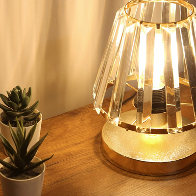 GloboStar® GLASSY 204-0064 Μοντέρνο Eπιτραπέζιο Φωτιστικό Πορτατίφ Μονόφωτο 1 x E27 IP20 Χρυσό Μέταλλο με Διάφανο Κρύσταλλο - Μ15 x Π15 x Υ25cm
