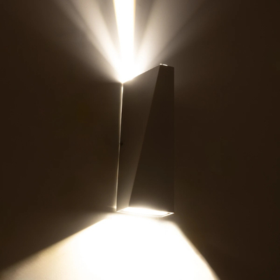 GLOBOSTAR® TRIANDE 60554 Μοντέρνο Φωτιστικό Τοίχου - Απλίκα LED 10W 1200lm 5°/60° AC 220-240V Αδιάβροχο IP65 Φυσικό Λευκό 4500K - Bridgelux COB Chip & TÜV SÜD Driver - Λευκό Ματ - Μ8.5 x Π8.5 x Υ20cm - 5 Χρόνια Εγγύηση