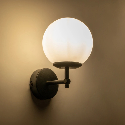 GloboStar® DALPH 203-0032 Vintage Επιτοίχιο Φωτιστικό Απλίκα Μονόφωτο 1 x E27 IP20 Μαύρο Μέταλλο με Λευκό Γυαλί - M18 x Π15 x Υ23cm